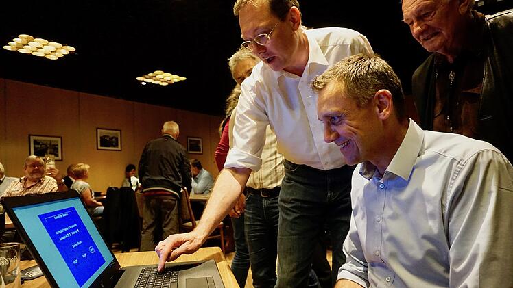Unter neugierigen Blicken ließ sich Röttenbachs Bürgermeister Ludwig Wahl (sitzend) als Erster den Reaktionssimulator erklären.   Foto: Tina Meier