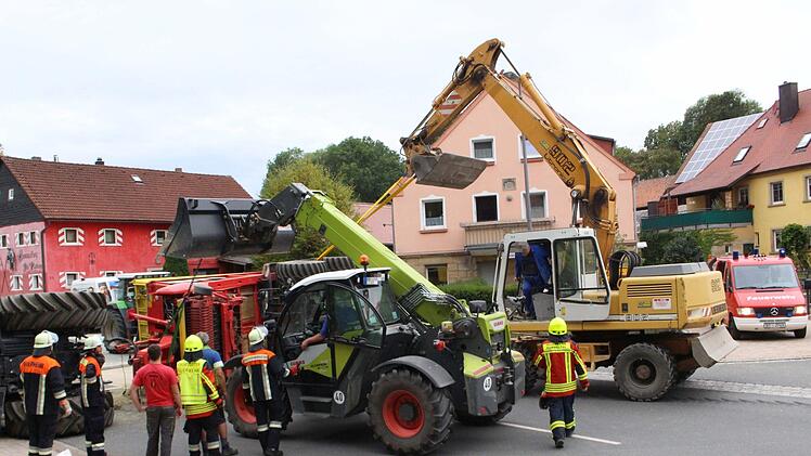 In Oberfranken geriet ein Traktor ins Schleudern und kippte um. In seinem Anh&auml;nger hatte er Mais geladen, der sich auf der Staatsstra&szlig;e 2163 &uuml;ber die komplette Fahrbahn ergoss. Zur Bergung musste die Feuerwehr ausr&uuml;cken.  Foto: NEWS5 / Holzheimer