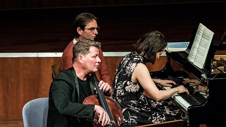 Lázló Fenyö und Julia Okruashvili bei ihrem Auftritt im Kongresshaus Rosengarten in Coburg.Foto: Jochen Berger
