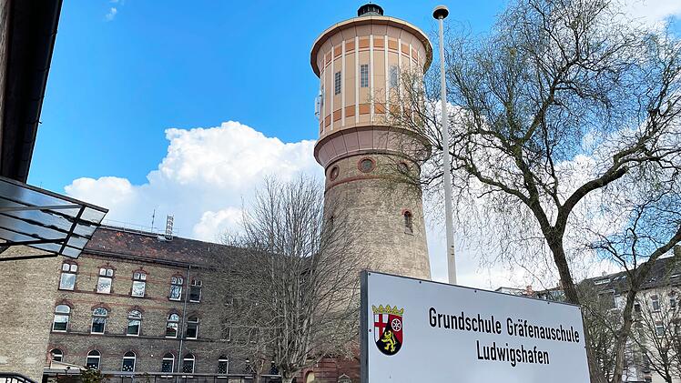 Die Gräfenau-Schule in Ludwigshafen sorgte mit einer hohen Durchfallquote für Schlagzeilen: Rund ein Drittel aller Erstklässler wurden hier 2023 nicht versetzt.
