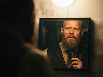 Tom (Anders Baasmo) hat einen schweren Fehler begangen. Seine Accounts wurden gehackt, sein Wirken als Internet-Troll wird &ouml;ffentlich.