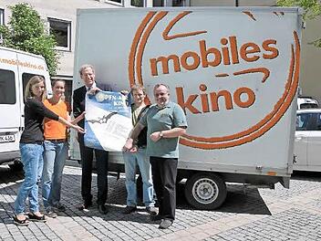 Das mobile Kino gastiert wieder in Herzogenaurach. Von links: Verena Nanriman, Franzi Sammet, German Hacker, Wolfgang Meyer und Helmut Bieler Foto: Roland Meister