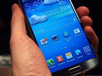 Ein Journalist hält am 14.03.2013 in New York das neue Samsung Handy s4 in der Hand. So sieht das neue Samsung Galaxy S4 aus. Foto: Daniel Schnettler/dpa Ein Journalist hält am 14.03.2013 in New York das neue Samsung Handy s4 in der Hand. So sieht das neue Samsung Galaxy S4 aus. Foto: Daniel Schnettler/dpa