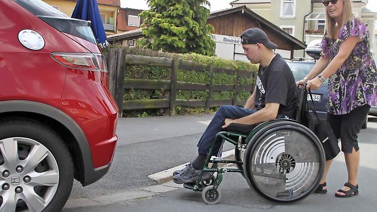 Unbedacht parkender Autofahrer: Trotz abgeflachter Bordsteinkante ist hier für den Rollstuhlfahrer kein Weiterkommen.