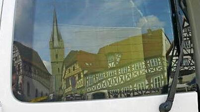 Auf das Ambiente kommt es an. In der Heckscheibe von Rudolf Schlereths Auto spiegelt sich das Fachwerk des Zeiler Marktplatzes.
