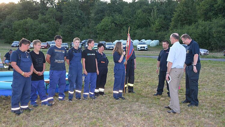 KBR Ralf Dressel, Landrat Wilhelm Schneider und Kreisjugendwart Johannes Krines (von rechts) ließen es sich nicht nehmen, jede einzelne Jugendfeuerwehr an den Zelten zu begrüßen. Hier die Jugendfeuerwehr Maroldsweisach   Foto: Schmidt