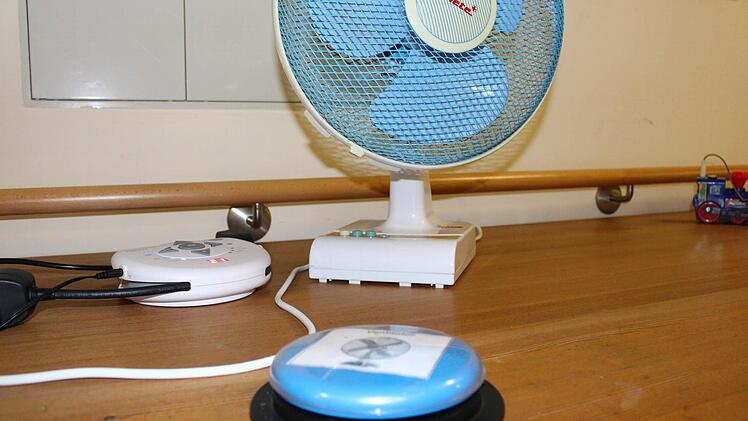 Mit diesen Ger&auml;tschaften wird der Ursache-Wirkungs-Zusammenhang ge&uuml;bt. Hier startet beispielsweise bei Tastendruck der Ventilator. Foto: Lisa Kieslinger