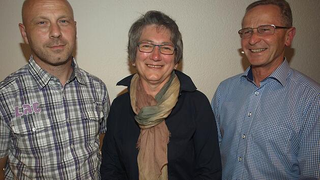Neue 2. Vorsitzende beim Trimm-Dich-Verein Ebenhausen ist Marieluise Lenz. Ihr gratulieren 1. Vorsitzender Werner Dengler (rechts) und ihr Vorg&auml;nger Matthias Kuhn (links).  Foto: Stefan Geiger