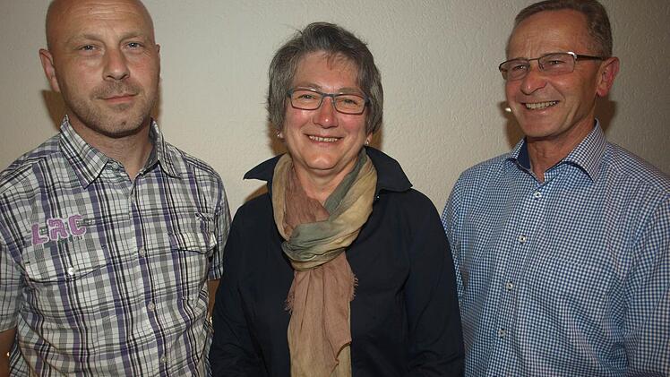 Neue 2. Vorsitzende beim Trimm-Dich-Verein Ebenhausen ist Marieluise Lenz. Ihr gratulieren 1. Vorsitzender Werner Dengler (rechts) und ihr Vorgänger Matthias Kuhn (links).  Foto: Stefan Geiger