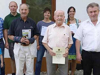 Unser Bild zeigt die Geehrten zusammen mit (von links) Obmann Andre Hümmer mit Sohn Eric, Dietmar Hildner, Alfons Hahn, Julia Rubsch, Alfred Tempel, Natalie Hümmer, Bürgermeister Siegfried Beyer und 2. Obmann Klaus Gareis. Es fehlen Maria Korn und Günther Goller. Foto: Klaus-Peter Wulf