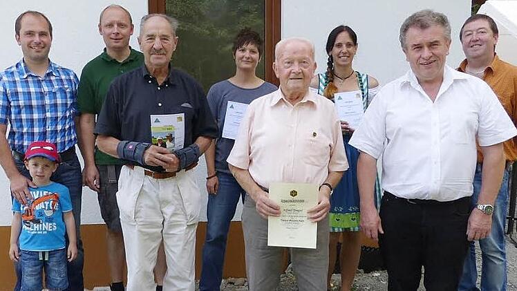 Unser Bild zeigt die Geehrten zusammen mit (von links) Obmann Andre Hümmer mit Sohn Eric, Dietmar Hildner, Alfons Hahn, Julia Rubsch, Alfred Tempel, Natalie Hümmer, Bürgermeister Siegfried Beyer und 2. Obmann Klaus Gareis. Es fehlen Maria Korn und Günther Goller. Foto: Klaus-Peter Wulf