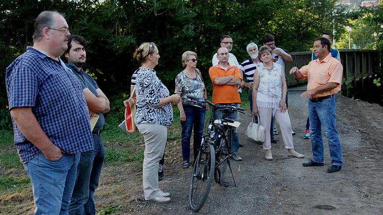 Martin Horn, der Zweite Bürgermeister (rechts vorne) bei der Besichtigung mit den Gemeinderäten.