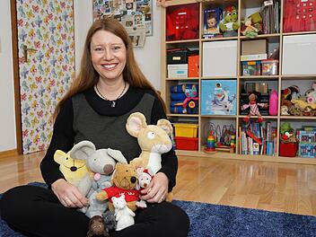 Carolin Sell und ihre Kuscheltiere warten auf die Kinder. Foto: Arkadius Guzy