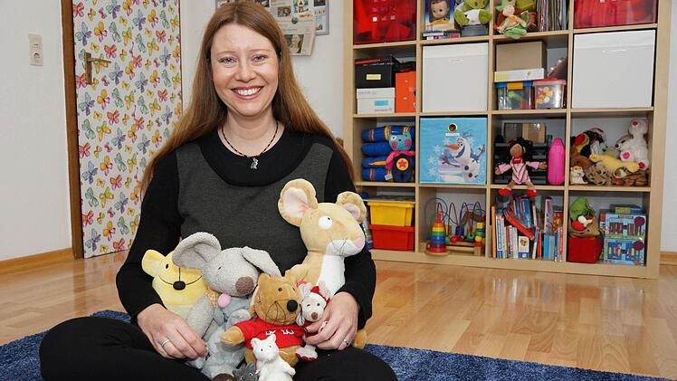 Carolin Sell und ihre Kuscheltiere warten auf die Kinder. Foto: Arkadius Guzy