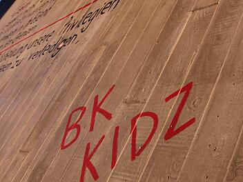 Inhaltlich geht es um Flüchtlinge, äußerlich um Sachbeschädigung: Im Tunnel des Fahrradweges nach Arnshausen haben sich die BK-Kidz (vorläufig) verewigt. Foto: Paul Ziegler
