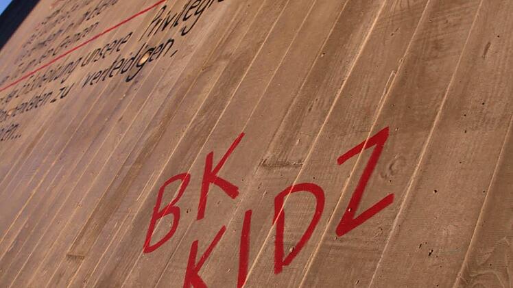 Inhaltlich geht es um Flüchtlinge, äußerlich um Sachbeschädigung: Im Tunnel des Fahrradweges nach Arnshausen haben sich die BK-Kidz (vorläufig) verewigt. Foto: Paul Ziegler