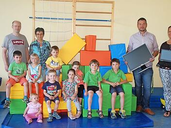 Über die Unterstützung des Kindergartens Burglauer freuen sich (von links) Carsten Voll, Kindergartenleiterin Maria Saal, Daniel Michel und Carmen Manger (Fachkraft Sprach-Kita) zusammen mit den Kindern.  Foto: Manfred Mellenthin