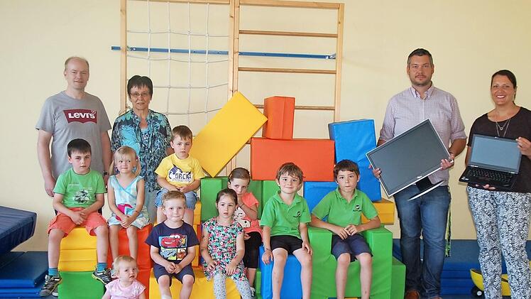 Über die Unterstützung des Kindergartens Burglauer freuen sich (von links) Carsten Voll, Kindergartenleiterin Maria Saal, Daniel Michel und Carmen Manger (Fachkraft Sprach-Kita) zusammen mit den Kindern.  Foto: Manfred Mellenthin