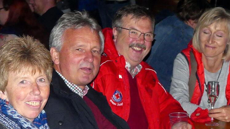 Bürgermeister Werner Diersch (Zweiter von links) und sein Stellvertreter Albert Kolb feierten mit.