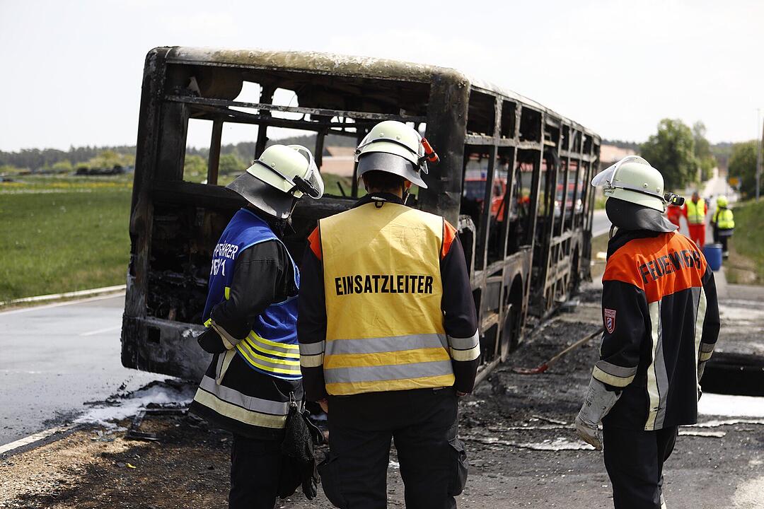Mittelfranken: Vollbesetzter Schulbus fängt Feuer und brennt komplett aus