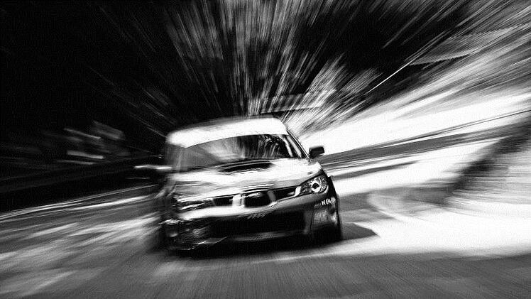 Eine 18-Jährige krachte mit ihrem Auto gegen eine Betonwand. Das illegale Autorennen in Mannheim forderte drei Verletzte. Symbolbild: pixabay.com / PeterBriatka