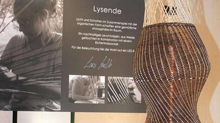 Lysende nennt Lara Kalb ihre Abschlussarbeit, ein organisch geformtes Leucht-Objekt.