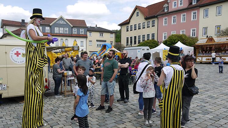 Mit Artisten, Musik und einem großen Kinderprogramm ist gestern das 28. internationale Puppenfestival Neustadt-Sonneberg auf dem  Marktplatz eröffnet worden. Bis zum kommenden Sonntag  gibt es jede Menge Veranstaltungen in den beiden Partnerstädten. - Foto: Berthold Köhler
