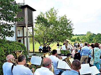 Der Posaunenchor Burggrub umrahmte unter der Leitung von Herbert Hempfling den Kirchweihfestgottesdienst an der Grenz- und Friedenskapelle, den Pfarrer Michael Foltin zusammen mit Pfarrerin Anke Nagel-Kordak hielt. Foto: Gerd Fleischmann