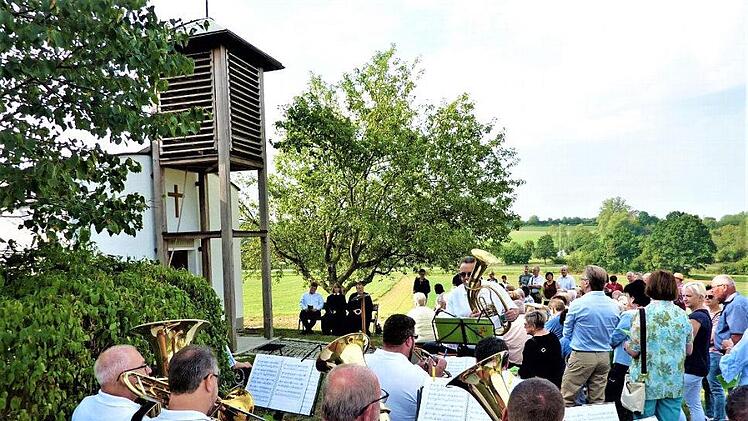 Der Posaunenchor Burggrub umrahmte unter der Leitung von Herbert Hempfling den Kirchweihfestgottesdienst an der Grenz- und Friedenskapelle, den Pfarrer Michael Foltin zusammen mit Pfarrerin Anke Nagel-Kordak hielt. Foto: Gerd Fleischmann
