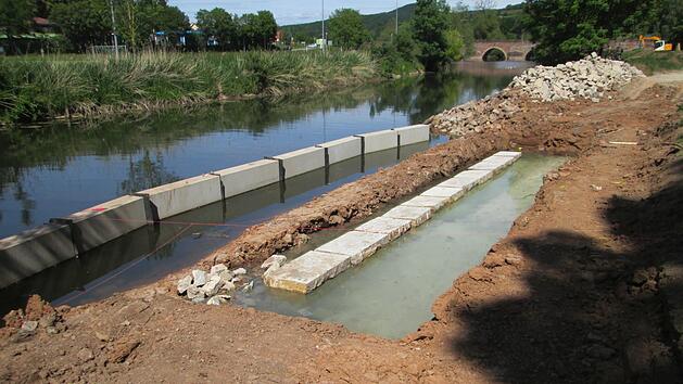 Das Kneippbecken am künftigen Euerdorfer Saalestrand kommt teuer. Nicht tief genug gegründet wirft es die Frage auf: Wer bezahlt die Mehrkosten?