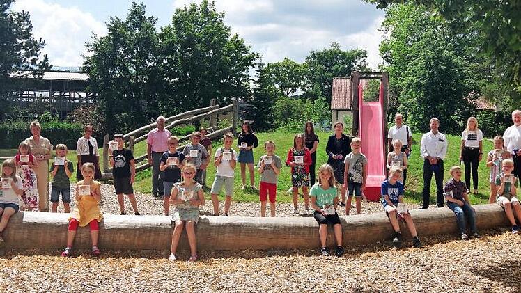 Der Rotary Club Kronach mit seiner Präsidentin Kerstin Sperschneider (hinten, Fünfte von rechts) übergab allen Kindern der Lucas-Cranach-Schule jeweils ein "Kronacher G'schichten"-Hörbuch sowie einen Ferienpass bzw. Freikarten für die Sommerrodelbahn. Foto: Heike Schülein