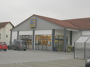 Nach Willen des Unternehmens Edeka soll der Markt in der Schleusinger Straße schließen und dafür auf einem gegenüberliegenden Areal ein neuer Supermarkt mit einer Gesamtverkaufsfläche von 1700 Quadratmetern entstehen.  Foto: Martin Rebhan