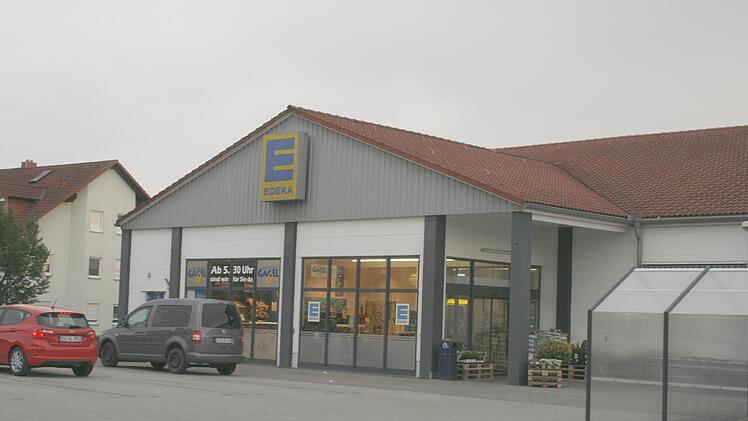 Nach Willen des Unternehmens Edeka soll der Markt in der Schleusinger Straße schließen und dafür auf einem gegenüberliegenden Areal ein neuer Supermarkt mit einer Gesamtverkaufsfläche von 1700 Quadratmetern entstehen.  Foto: Martin Rebhan