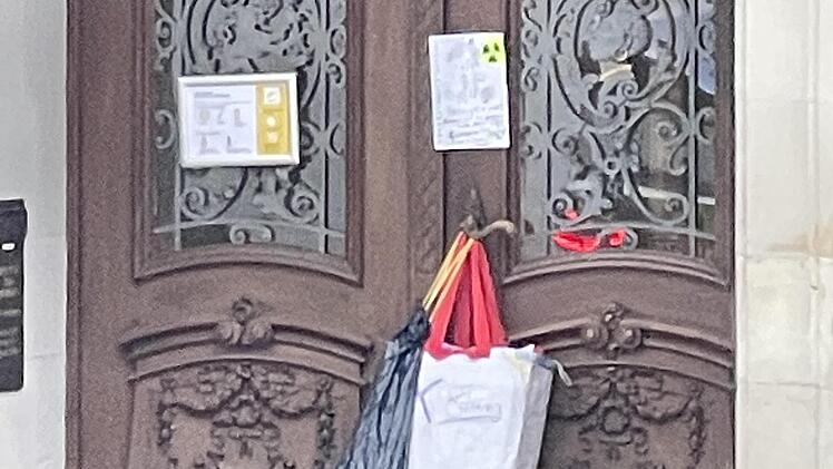 Außer der Mülltüte hing noch eine weitere Tüte an der Rathaustür.