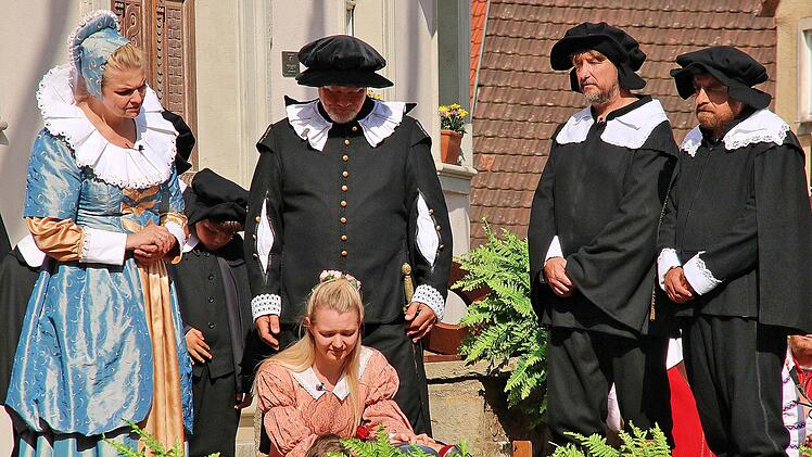 Ottilie, die Tochter des Oberbürgermeisters, bangt um ihren tödlich verwundeten Michel Stapf. Er überlebt dank Marias Hilfe.