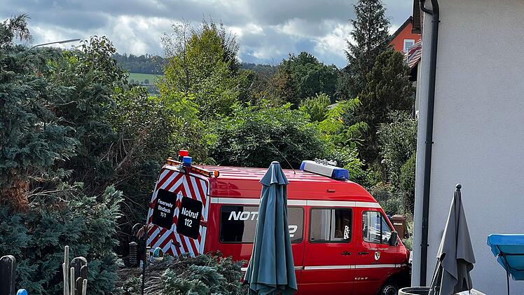 Auto knallt in Feuerwehrfahrzeug auf Einsatzfahrt