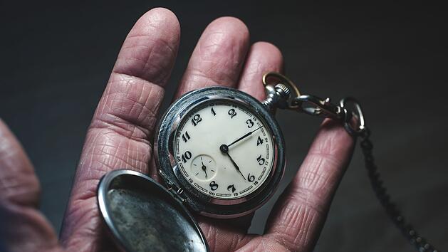 Nach dem menschlichen Empfinden verrinnt die Zeit mit zunehmenden Alter wie im Flug.