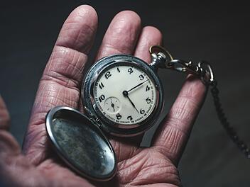 Nach dem menschlichen Empfinden verrinnt die Zeit mit zunehmenden Alter wie im Flug.