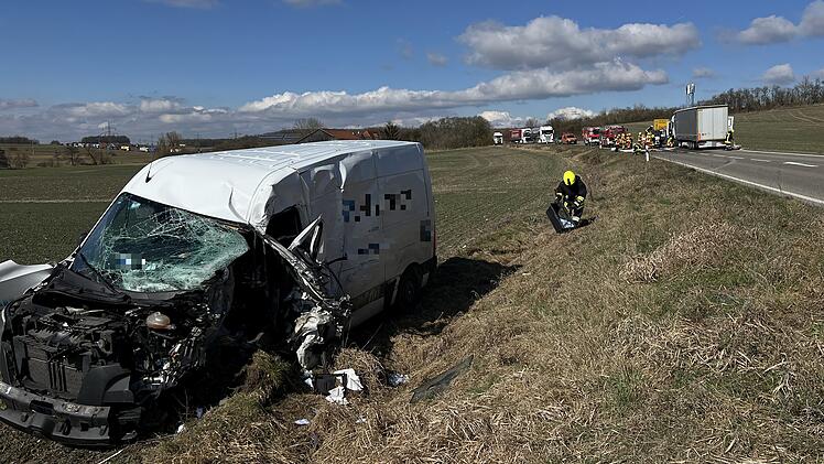 Sprinter stößt mit Sattelzug zusammen: Eine Person verletzt