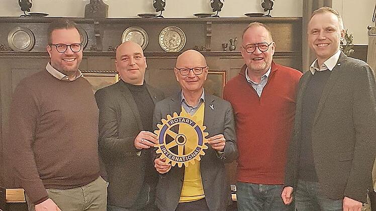 Der Rotary Club Bad Kissingen unterstützt die Krebsforschung mit 10.000 Euro: (von links) Nico Sauer, Christian Wolf (beide Rotary Bad Kissingen), Professor Gerhard-Paul Schlegel (Uniklinik Würzburg) sowie Frank Kugler, und Steffen Krambo (beide ...