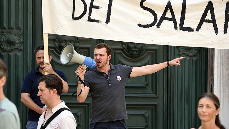 Andrea Santello (Edin Hasanovic) ruft zum Streik vor der Oper auf. Der Bruder der ermordeten Garderobiere ist in den Augen von Vice-Questore Patta dringend tatverd&auml;chtig.