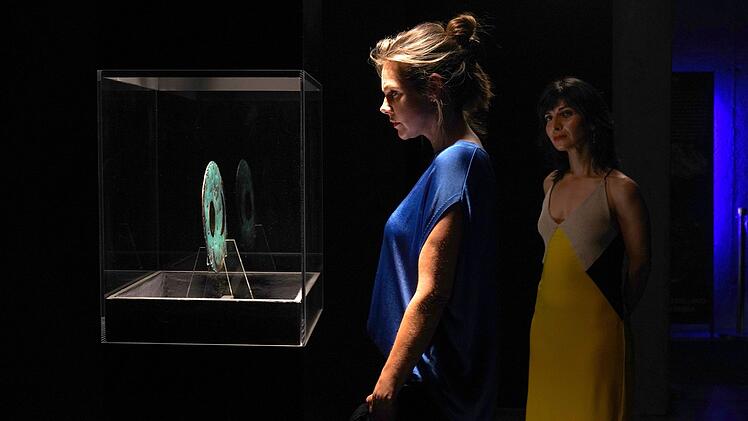 Liegt auf ihr ein Fluch? Die Himmelsscheibe ist Jahre nach ihrem Fund nach Nebra zur&uuml;ckgekehrt. Kim (Felicitas Woll, links) war damals dabei, kann sich aber an nichts erinnern. Die Museumsleiterin Rebecca Rosen (Neda Rahmanian) bittet sie dennoch, nach Arkos Tod die Rede bei der Jubil&auml;umsfeier zu halten.