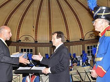 Mit einem Geschenk gratulierte Oberbürgermeister Kai Blankenburg (links) dem Kissinger Komponisten und Lyriker Johannes R. Köhler zu seinem 80. Geburtstag und danke ihm für sein erfolgreiches Wirken. Die Geburtstagsmusik hatte Stadtmusikdirektor Bernd Hammer (rechts) einstudiert. Foto: Peter Klopf