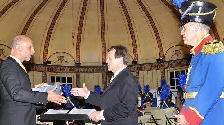 Mit einem Geschenk gratulierte Oberbürgermeister Kai Blankenburg (links) dem Kissinger Komponisten und Lyriker Johannes R. Köhler zu seinem 80. Geburtstag und danke ihm für sein erfolgreiches Wirken. Die Geburtstagsmusik hatte Stadtmusikdirektor Bernd Hammer (rechts) einstudiert. Foto: Peter Klopf
