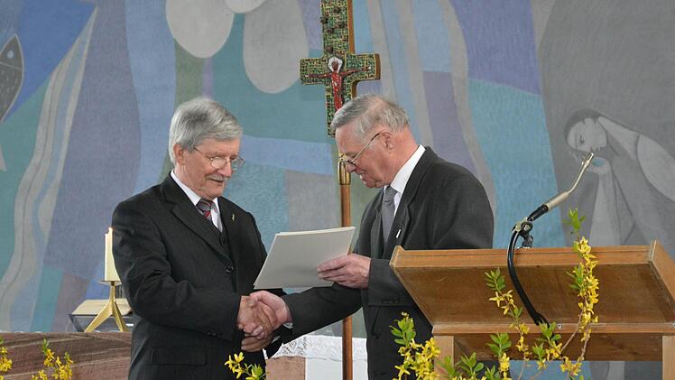 Anton Dill vom Mesnerverband der Diözese Würzburg gratuliert Siegbert Holzheimer zu seinem 50-jährigen Mesnerjubiläum.  Foto: Björn Hein
