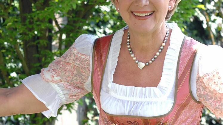 Inge Haderlein, "Die singende Wirtin": "An Franken mag ich, dass es viele besondere Sehenswürdigkeiten gibt, wie die Domstadt Bamberg, die zum Bummeln einlädt mit ihren individuellen Geschäften. Ebenso mag ich Coburg und Bayreuth, die schöne fränkische Schweiz und Vierzehnheiligen, Kloster Banz und Seehof besuche ich immer wieder gerne. Aber ganz besonders liebe ich die fränkische Küche, vor allem, wenn mein Mann Ossi kocht. Und zu guter Letzt gefällt mir an meiner Heimat noch diese besondere...
