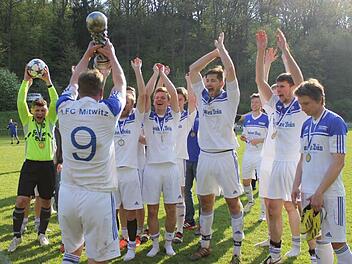 Anfang Mai konnten die Spieler des FC Mitwitz den Kreispokalsieg bejubeln. Heute treffen sie im Verbandspokal mit dem Regionalligisten FC Schweinfurt 05 auf einen sehr attraktiven Gegner. Foto: Grünbeck