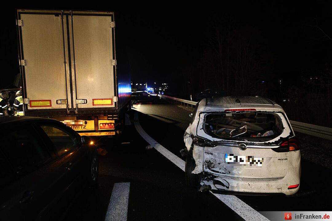 Kleintransporter prallt auf A9 auf Stauende – Ein Toter, ein Schwerverletzter