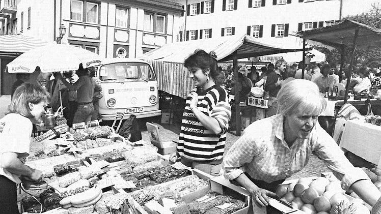 Herzogenaurach als Markt: Begonnen hat das regelm&auml;&szlig;ige Angebot 1988 auf dem Marktplatz. Heute sind die St&auml;nde in der Hauptstra&szlig;e.