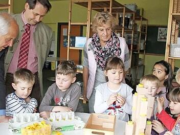 Schulleiter Michael Pfitzner, Bürgermeister Roland Wolfrum und Initiatorin Hildegard Anselstetter (hinten, von links) besuchten mit den Erstklässlern die neue Lernwerkstatt. Foto: Sonny Adam